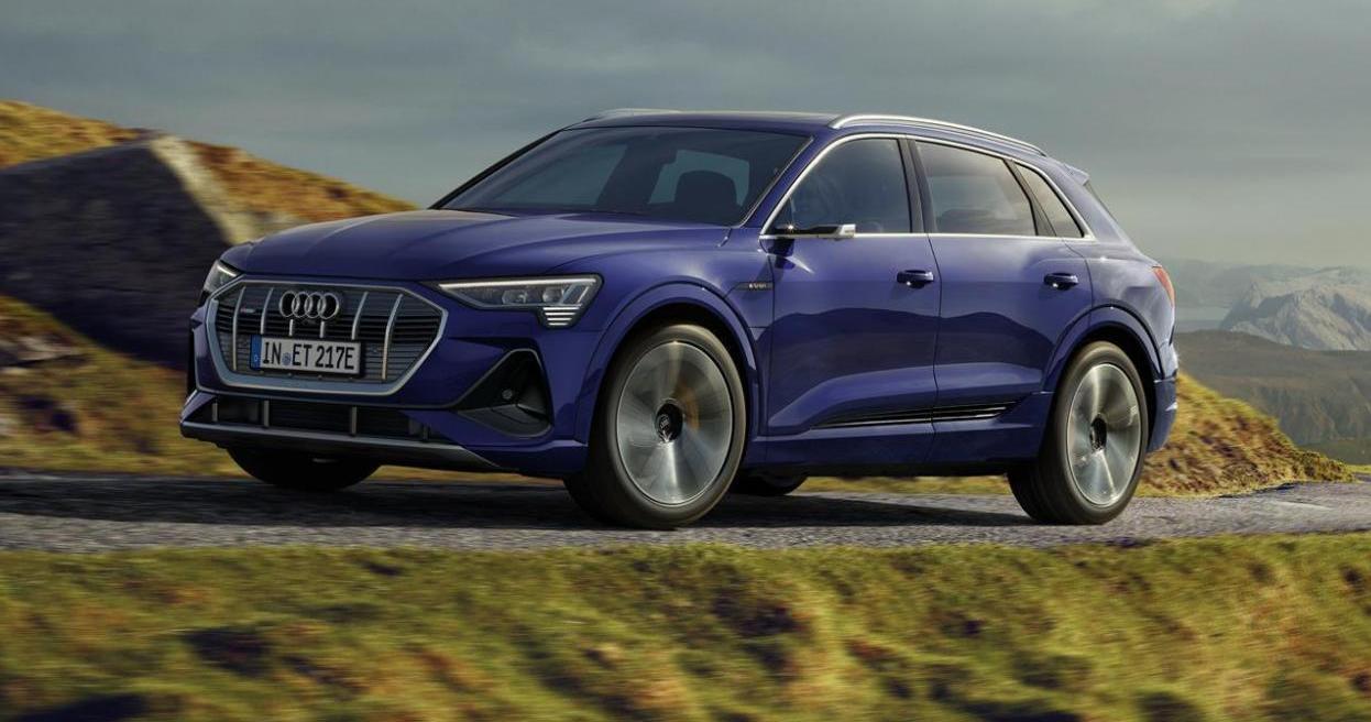 Audi e-tron 2019 tre quarti anteriore blu