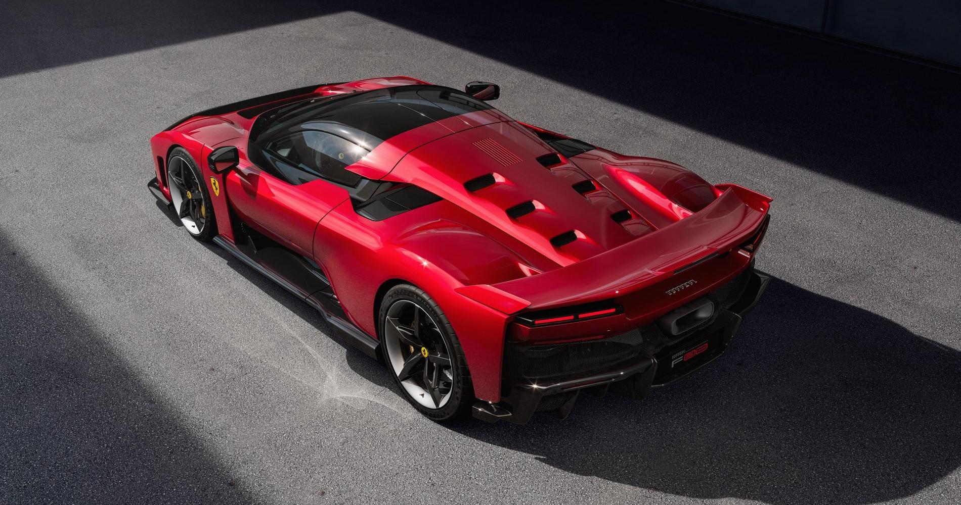 Ferrari F80 tre quarti posteriore