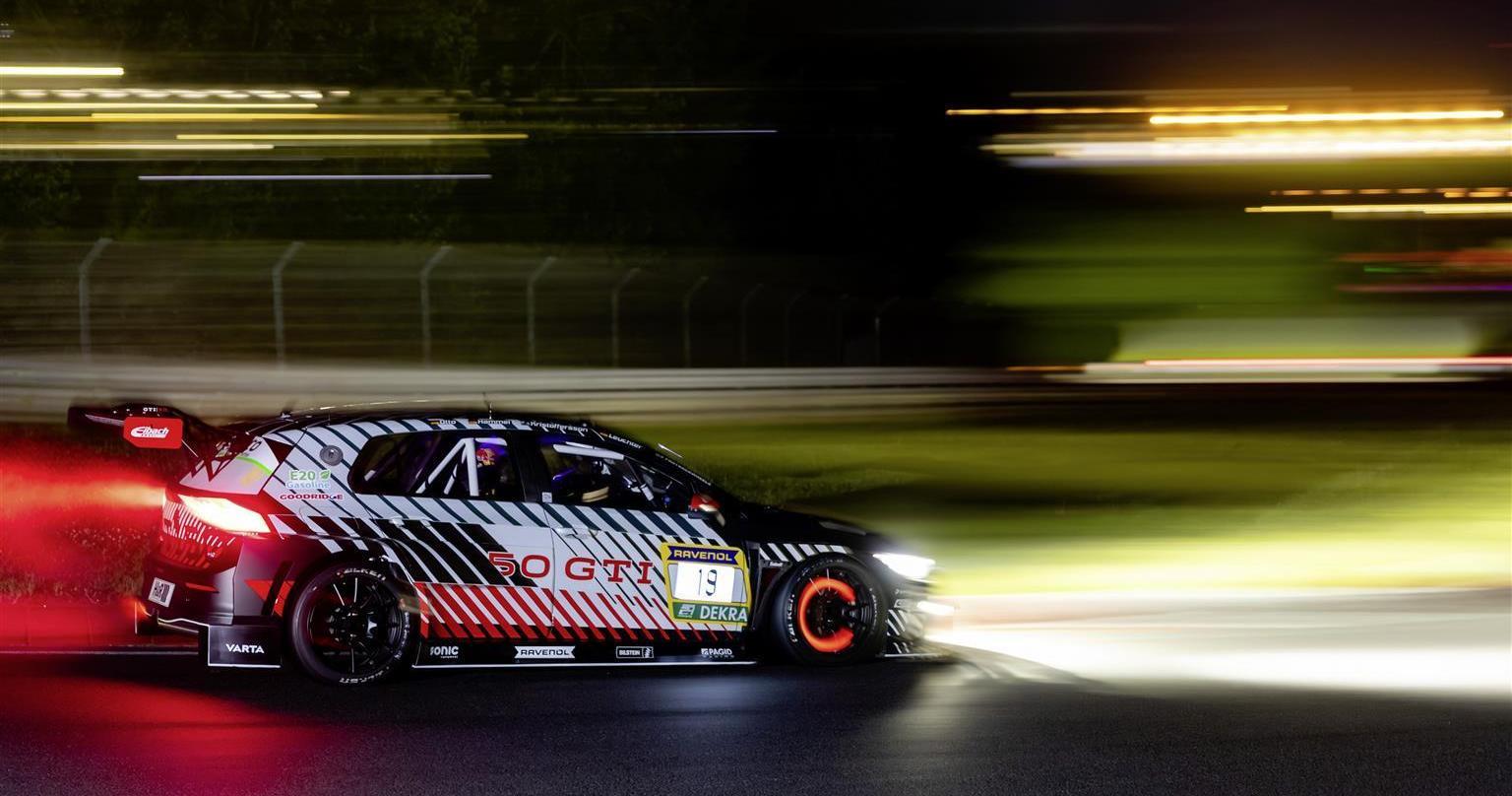 Golf GTI alla 24 ore del Nurburgring 2025 foto
