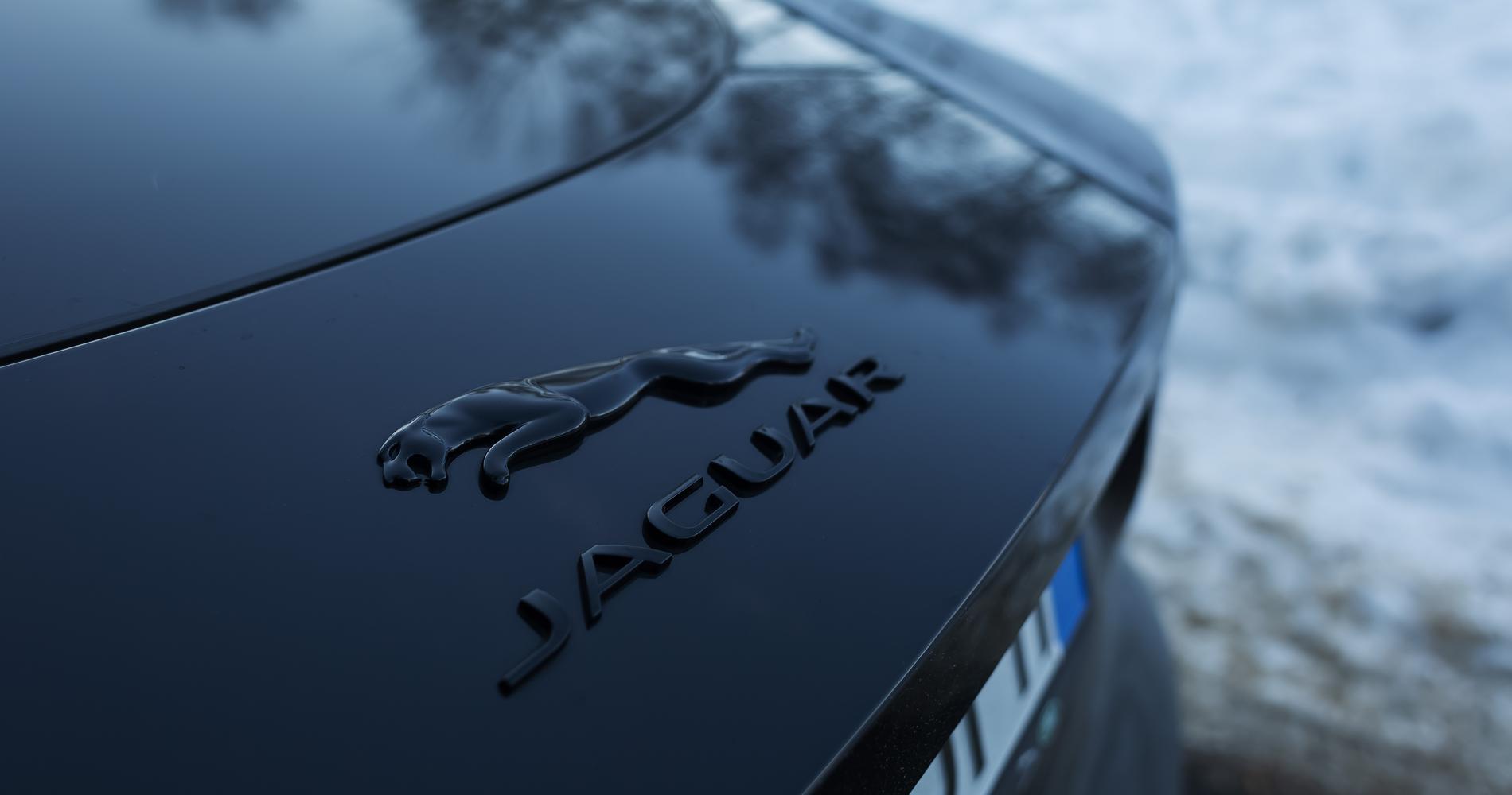 Jaguar F-Type Coupé V8 R AWD badge