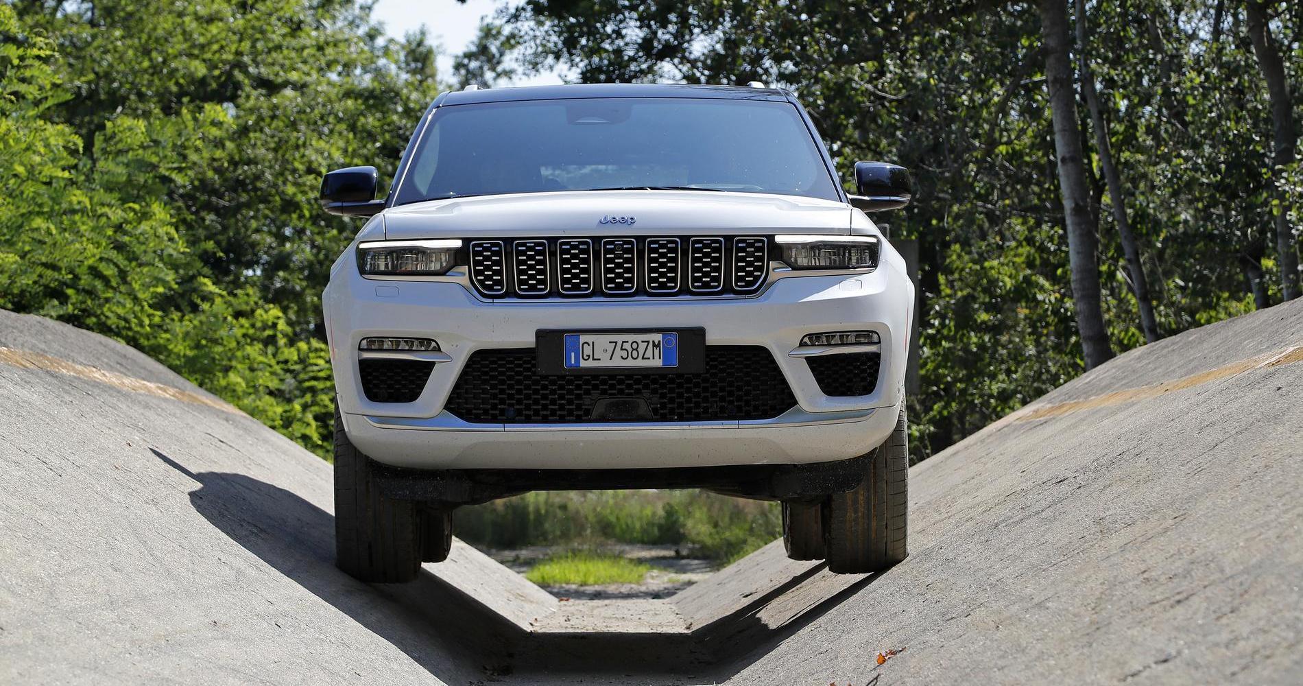 Jeep Grand Cherokee 4xe off road pic