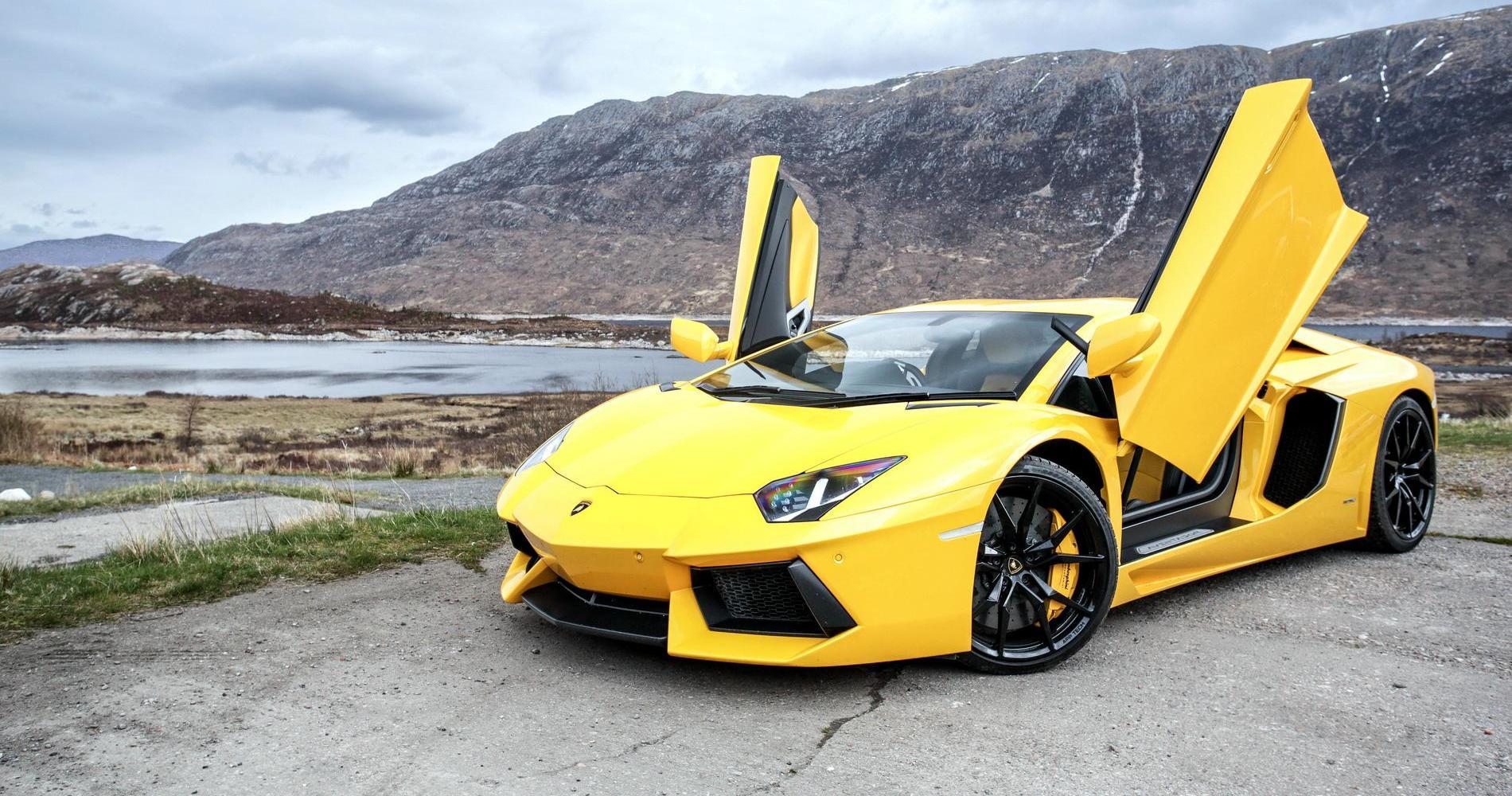 Lamborghini Aventador gialla s