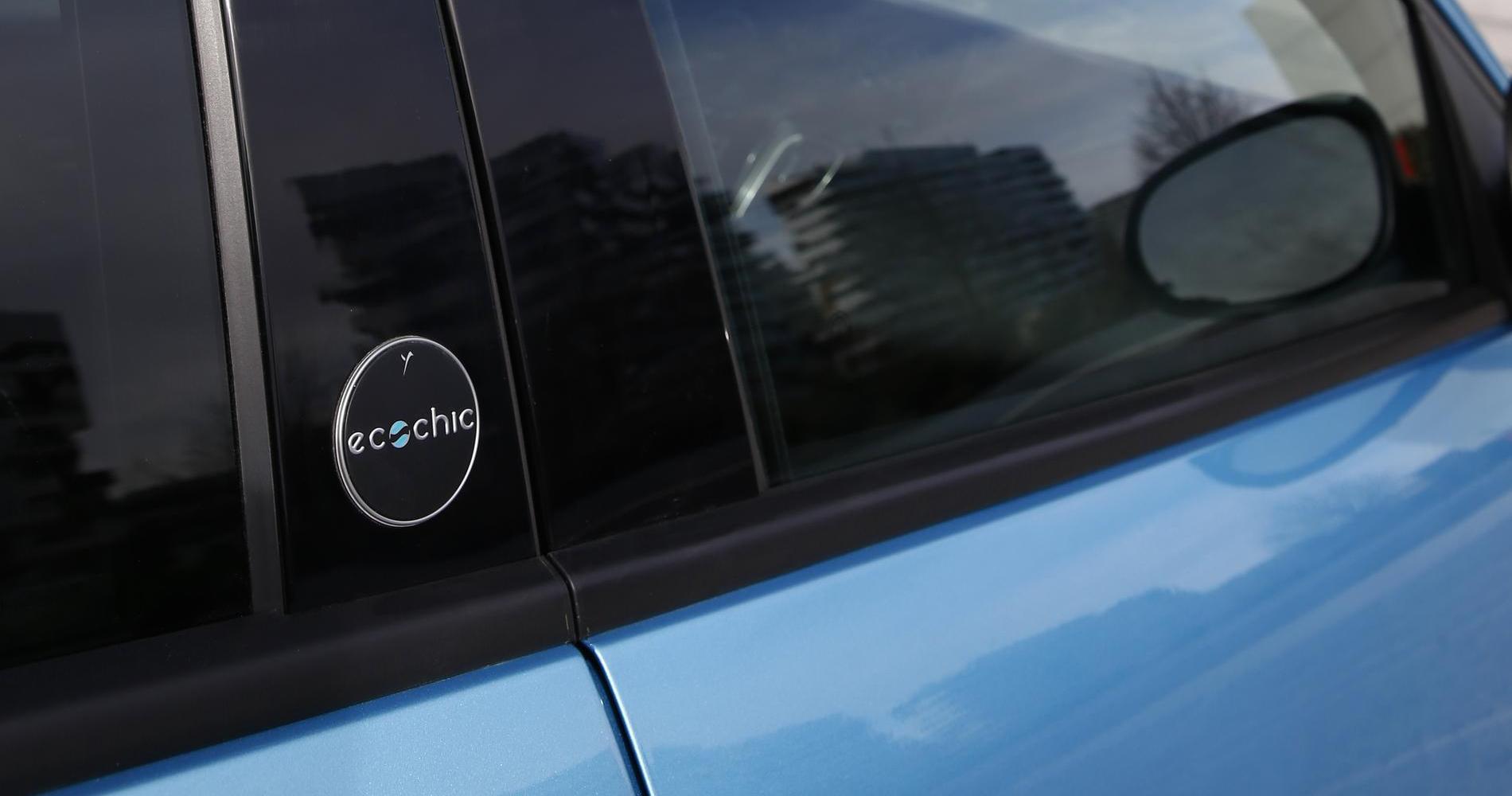Lancia Ypsilon ecochic badge