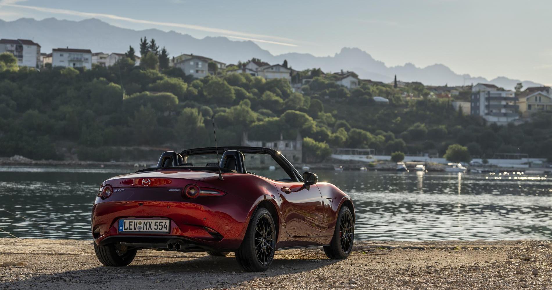 Mazda MX-5 Homura Soul Red Crystal capote aperta