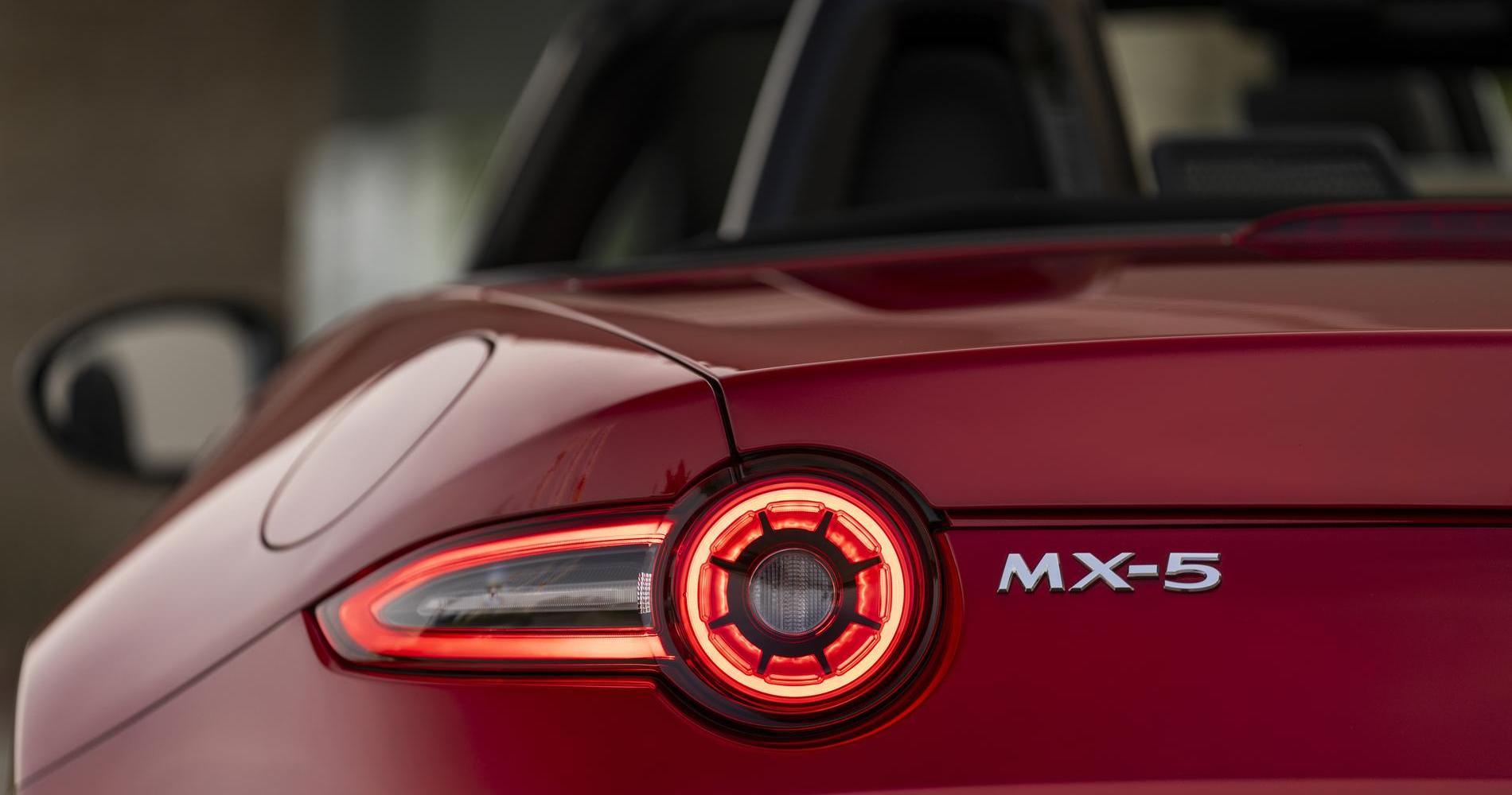 Mazda MX-5 Homura Soul Red Crystal fari posteriori