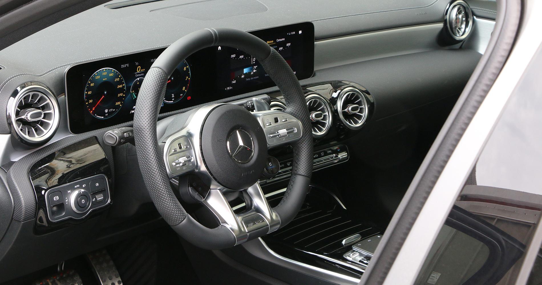 Mercedes-AMG A 45 S abitacolo