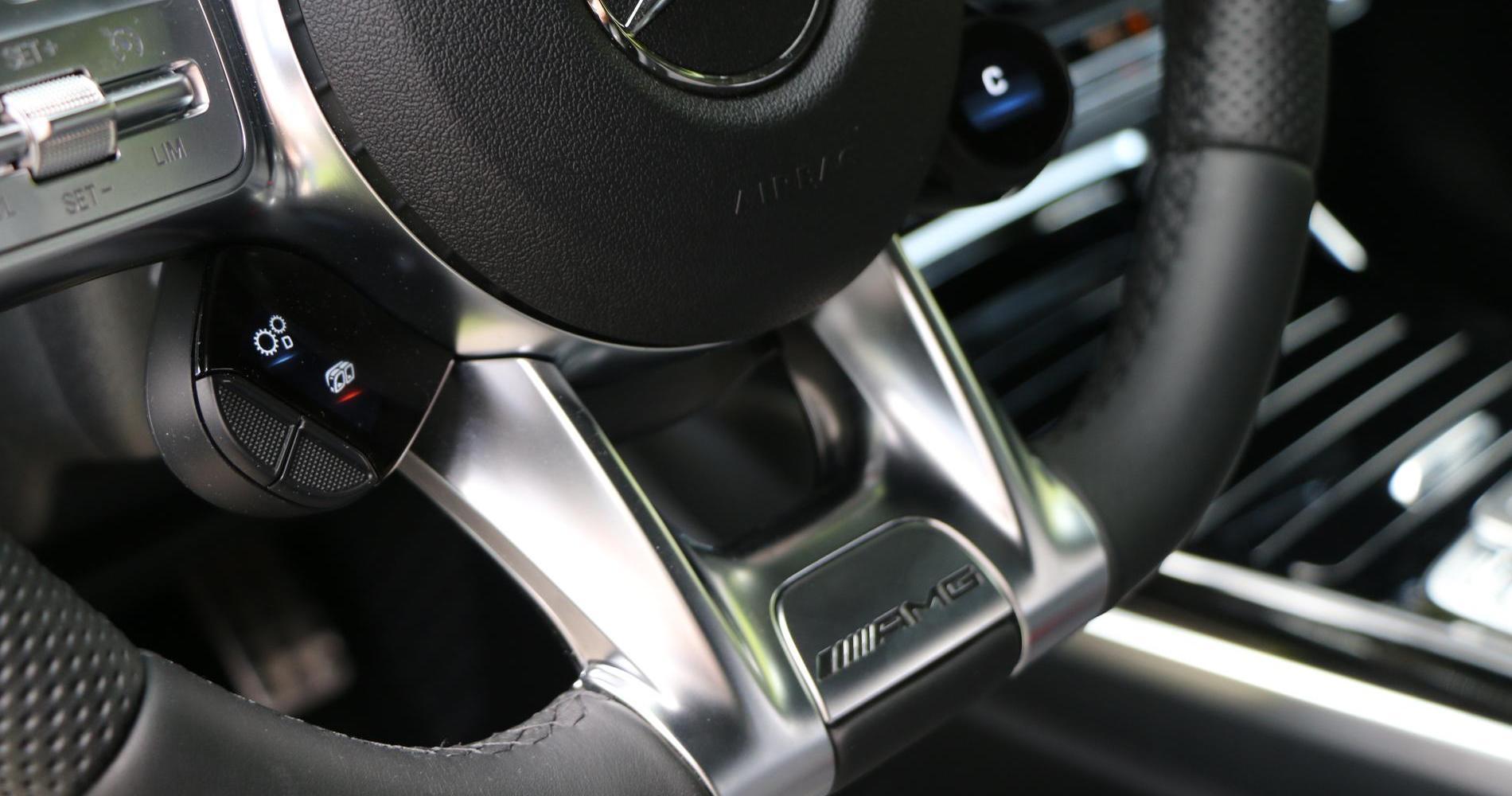 Mercedes-AMG A 45 S volante tasti schermi