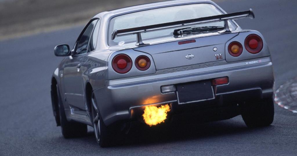Nissan Skyline r34 posteriore fiamma
