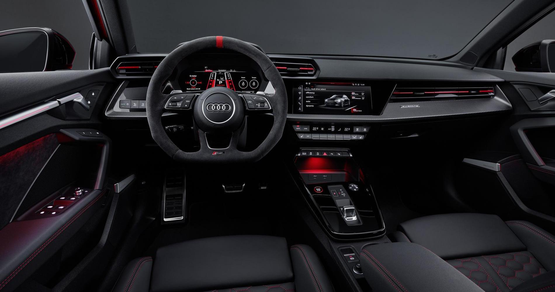 Nuova Audi RS3 2021 interni rossa