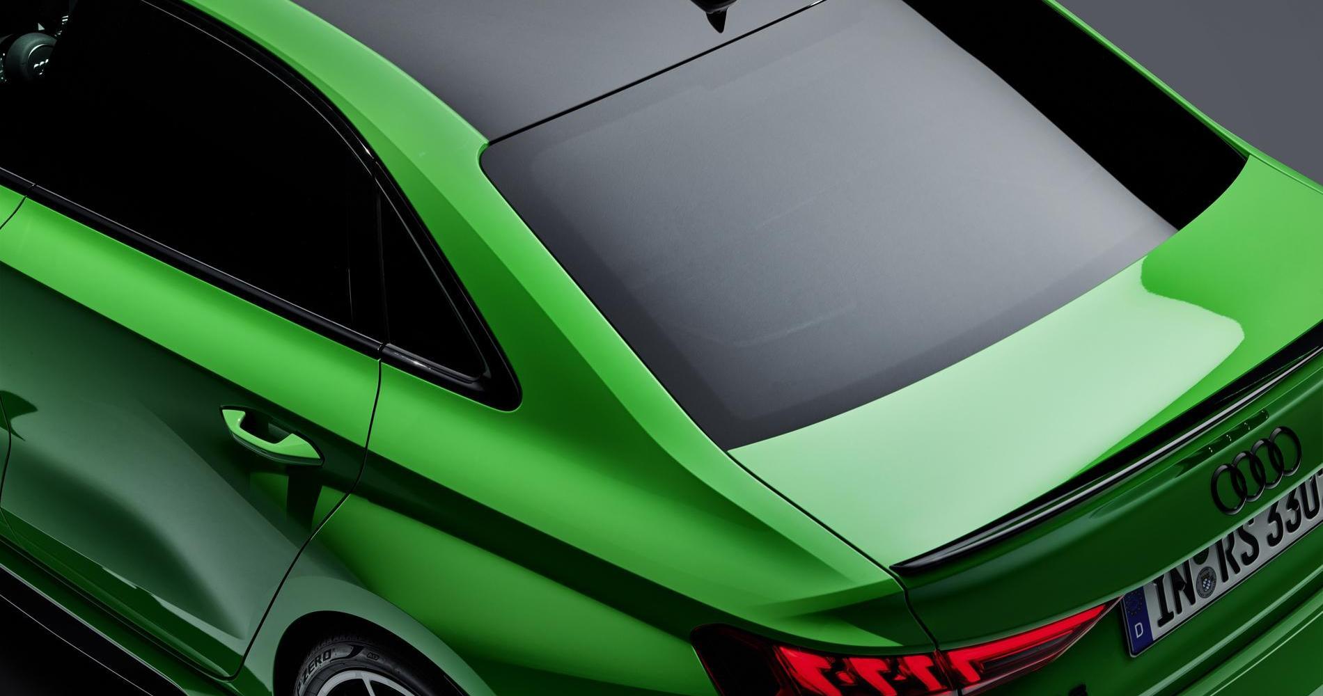 Nuova Audi RS3 2021 sedan verde tetto