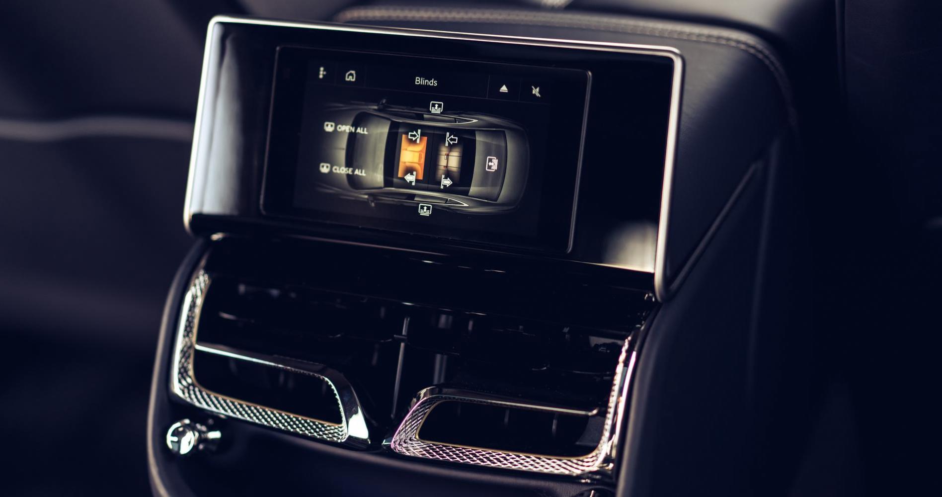 La nuova Bentley Flying Spur è un?auto tutta nuova, capace di mixare classe e lusso con tecnologia all?avanguardia dettaglio schermo