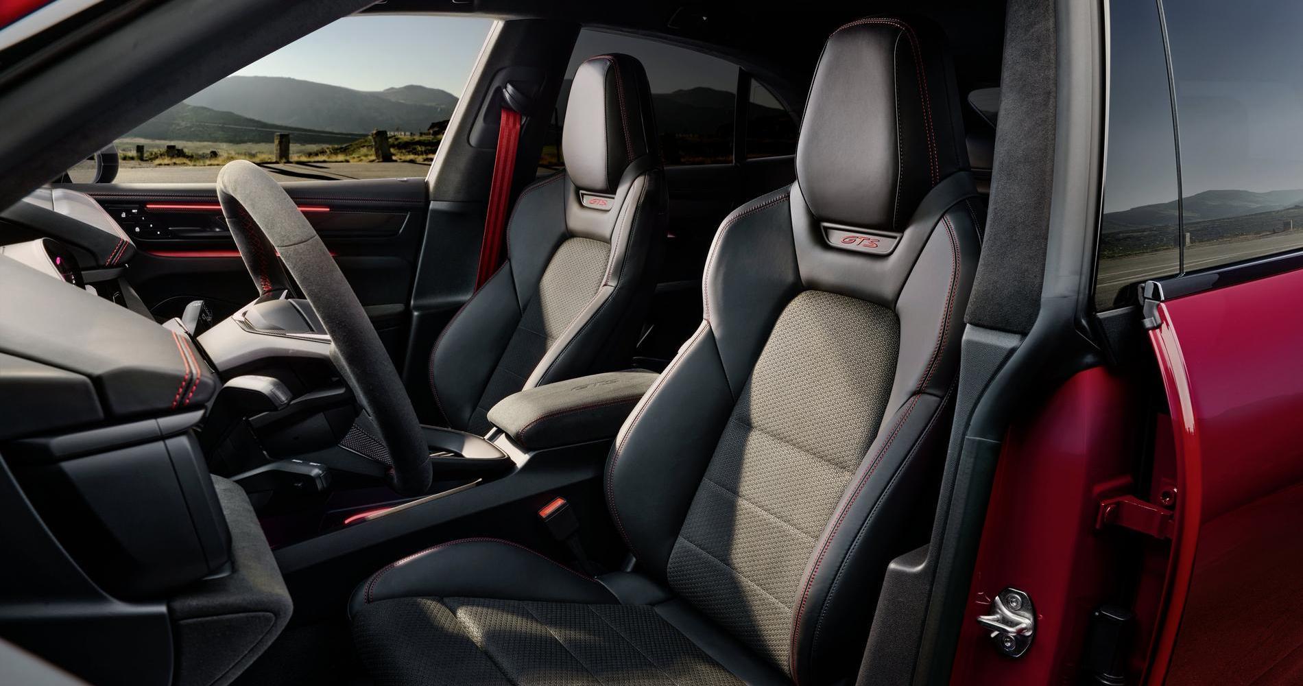 Nuova Porsche Macan GTS 2025 abitacolo