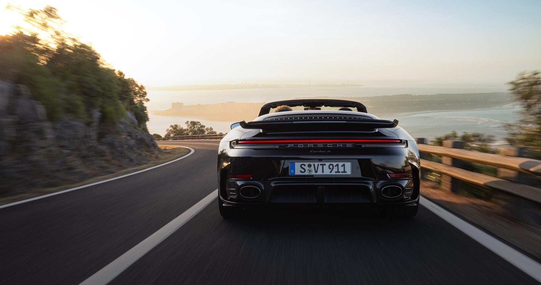 Porsche 911 Cabrio Turbo S 2025 posteriore