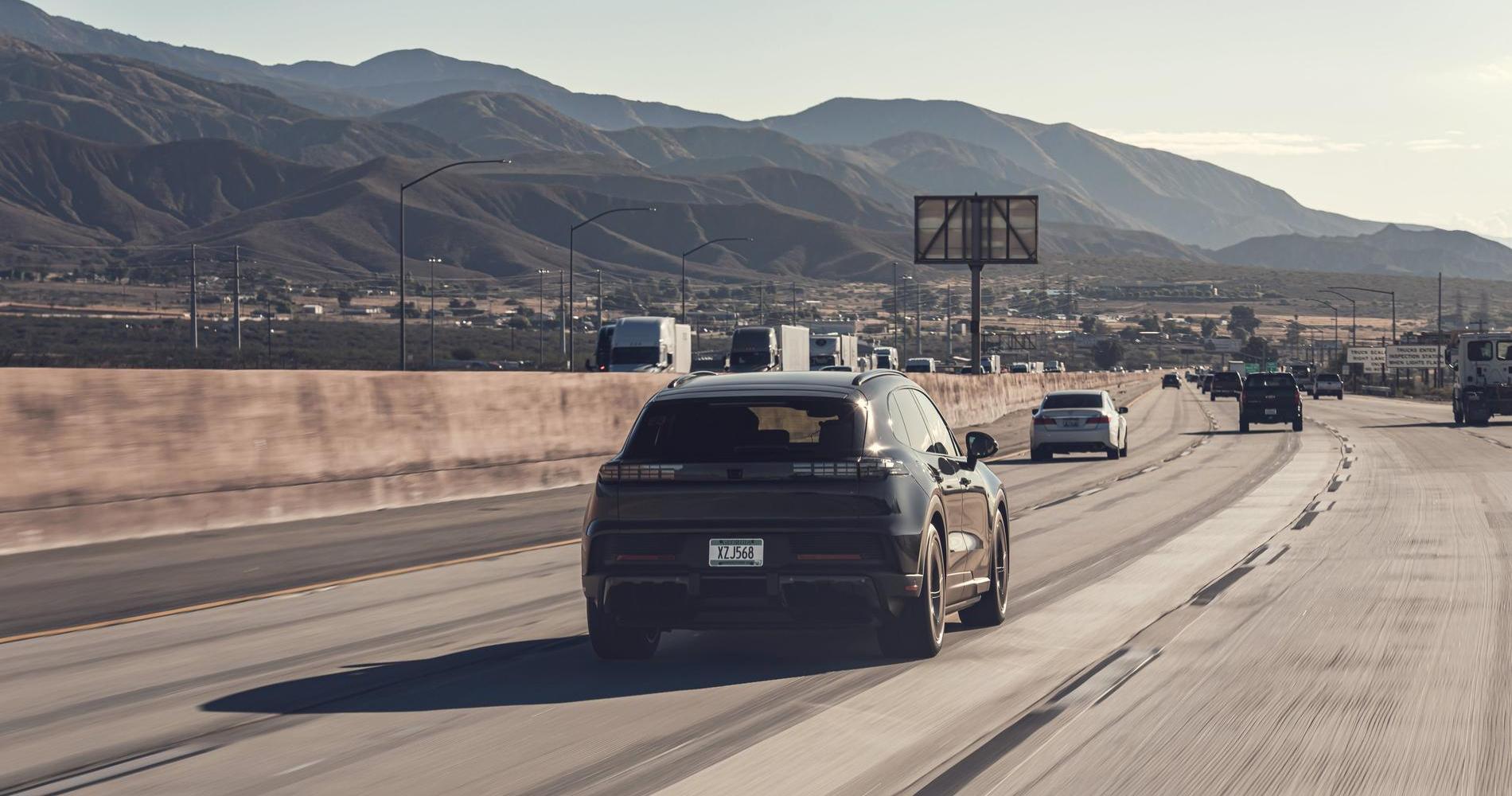 Porsche Cayenne elettrica posteriore