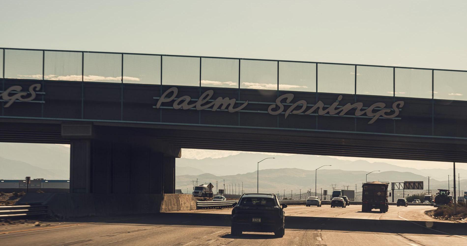 Porsche Cayenne elettrica test palm springs