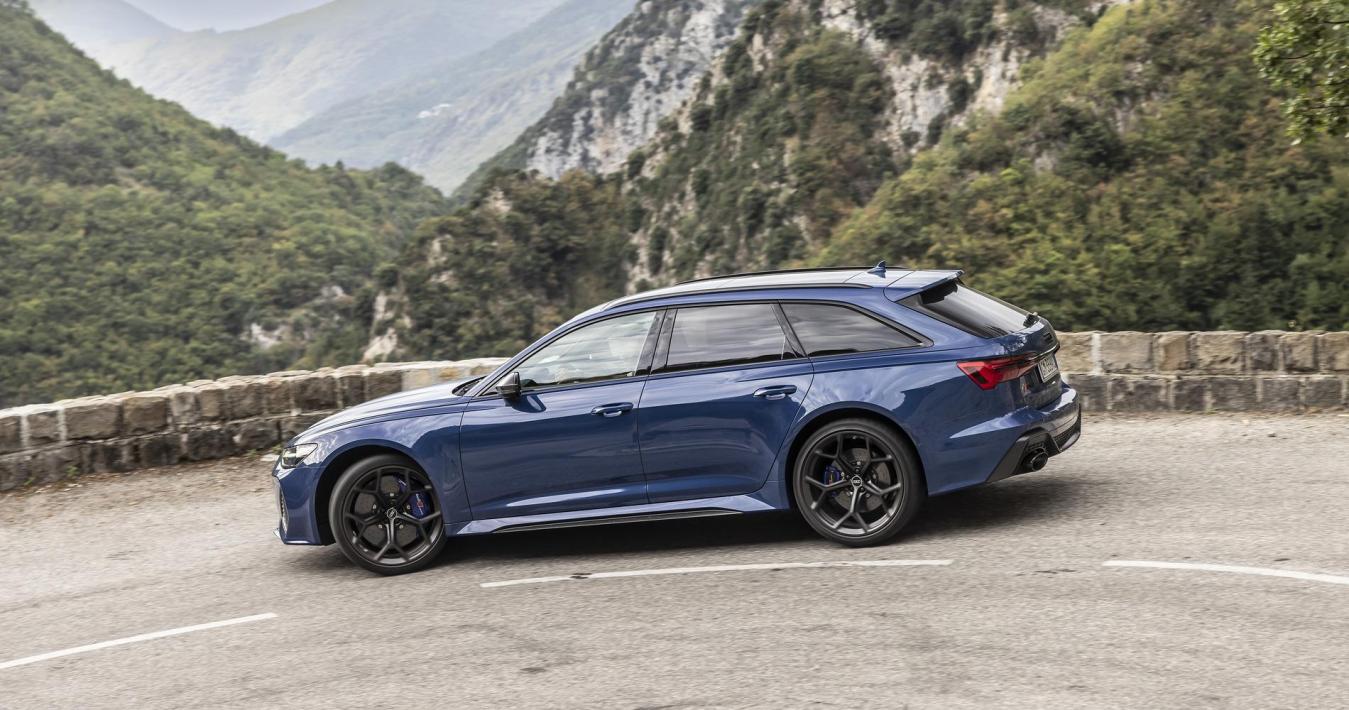 Audi RS 6 Avant Performance blu