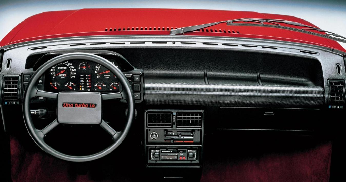 Fiat Uno Turbo interni