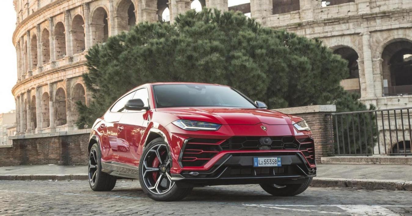 Lamborghini Urus davanti rossa