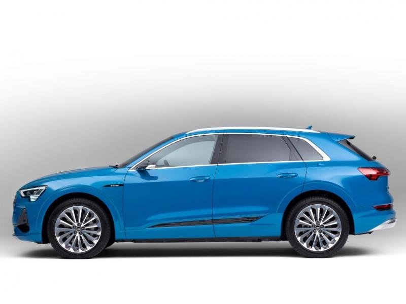 Audi e-tron blu laterale