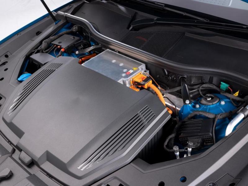 Audi e-tron blu motore