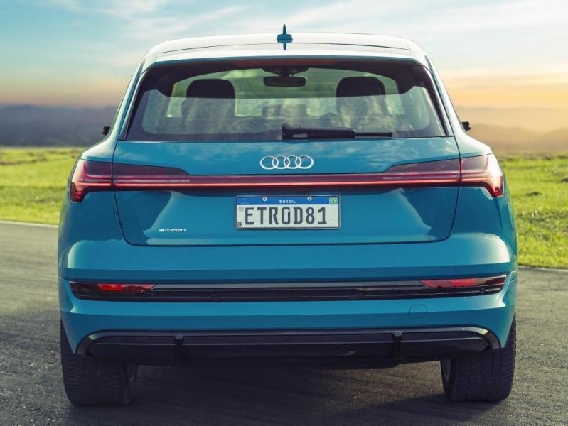 Audi e-tron blu posteriore
