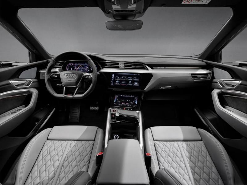 Audi e-tron S blu abitacolo