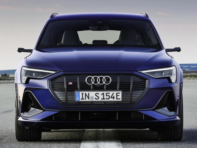 Audi e-tron S blu frontale
