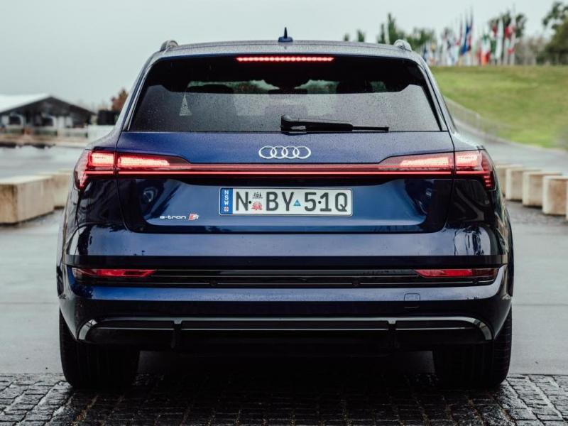 Audi e-tron S blu posteriore