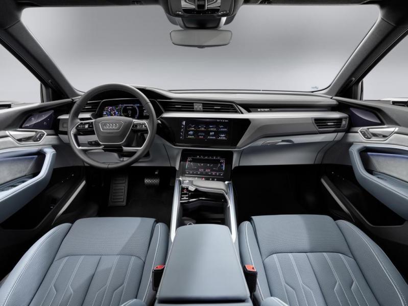 Audi e-tron Sportback grigia abitacolo