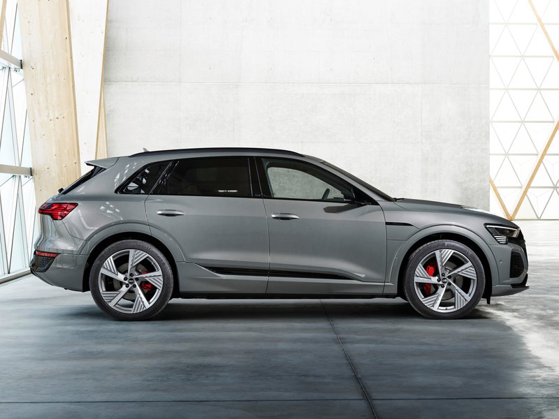 Audi Q8 e-tron profilo