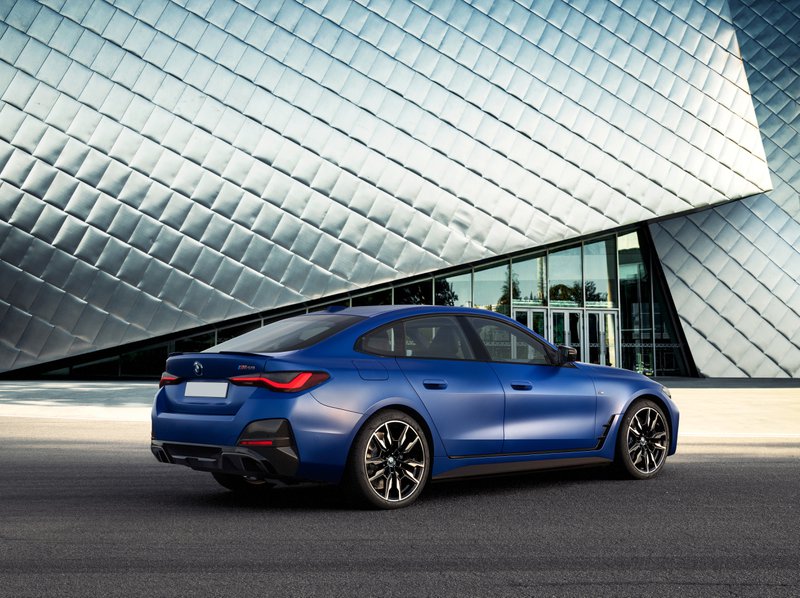 BMW i4 profilo 2