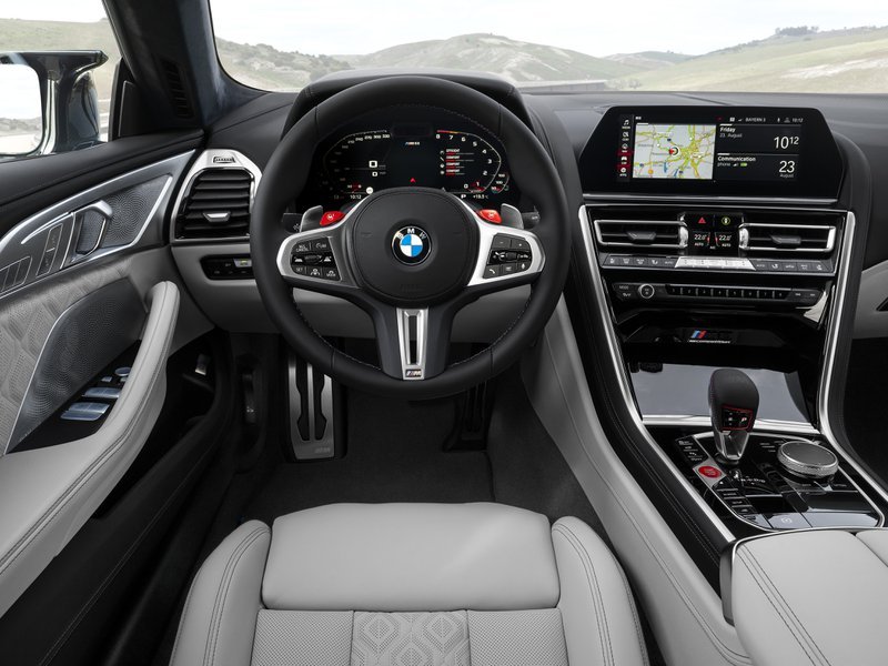 BMW M8 Gran Coupé interni strumentazione