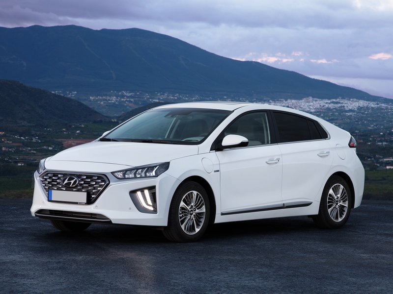 Hyundai Nuova IONIQ Plug-in Hybrid tre quarti anteriore