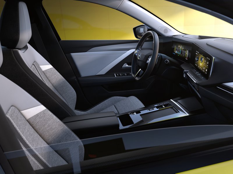 Opel Nuova Astra Plug-In Hybrid interni 1